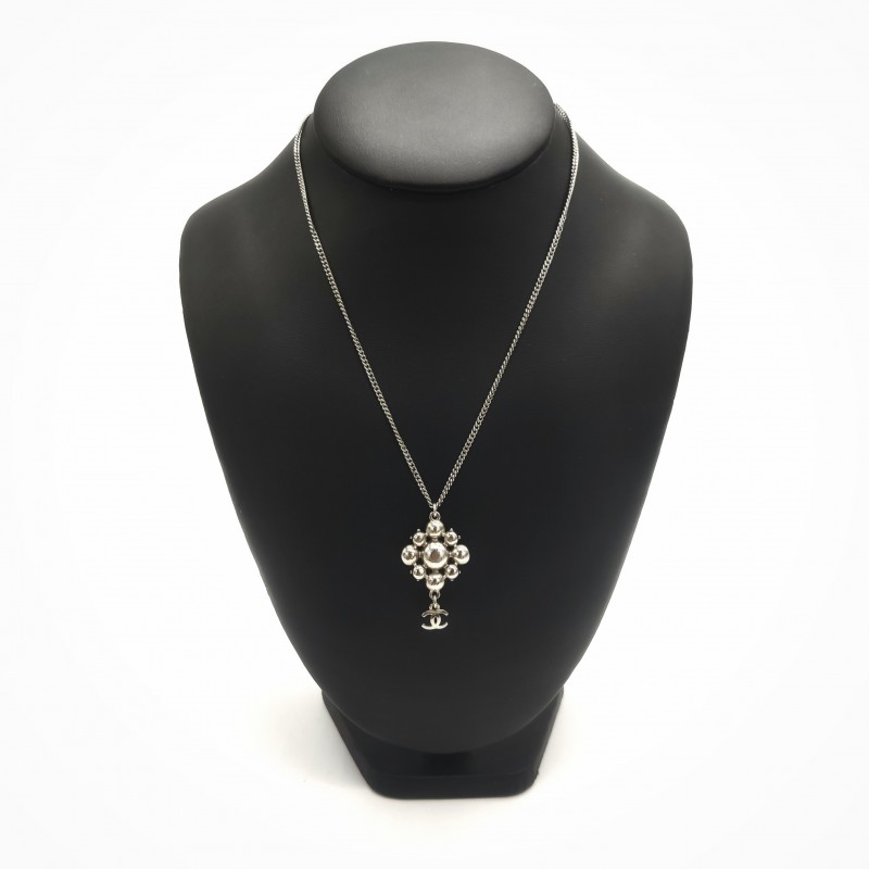 Chanel Collier argenté et pendentif strass