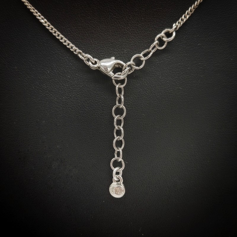 Chanel Collier argenté et pendentif strass