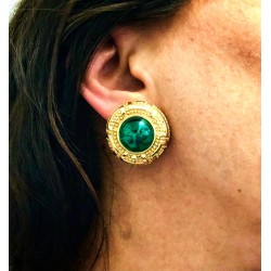 Boucles d'oreilles Christian Dior dorées et cabochon vert