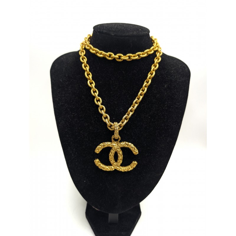 Collier sautoir Chanel vintage metal doré ciselé pendentif massif