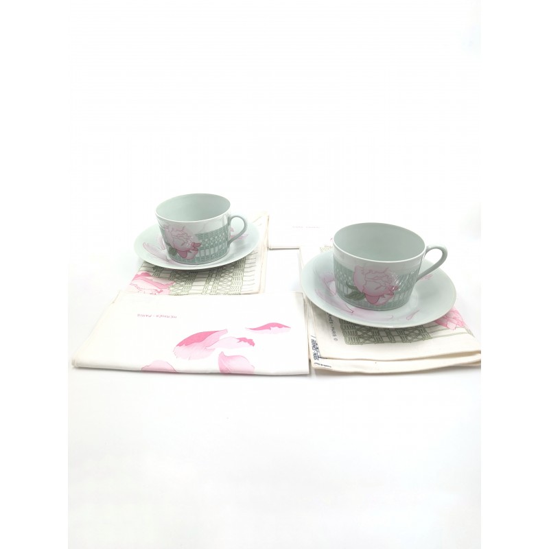 Ensemble Hermès modèle les pivoines. Tasse, sous tasse, serviette, set de table